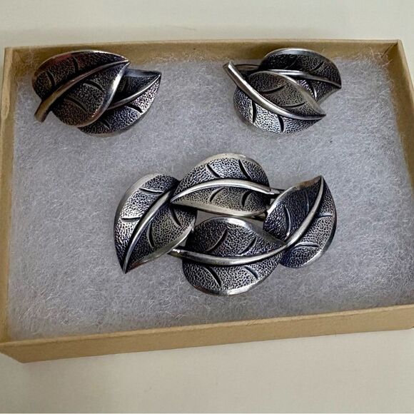 Vintage Beau Silver Leaf Brooch and Earring Set - Picture 1 of 9